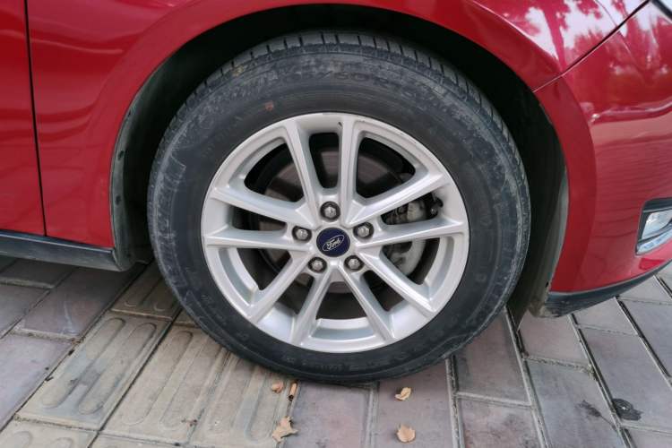 Used Ford Focus 2015 Hatchback EcoBoost 180 Automatic Elite Model Exterior 5