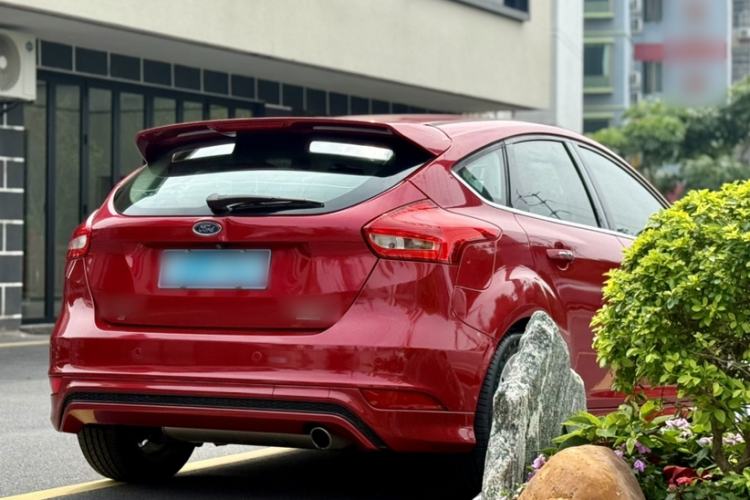 Used Ford Focus 2015 Hatchback EcoBoost 180 Automatic Sport Model Exterior 7