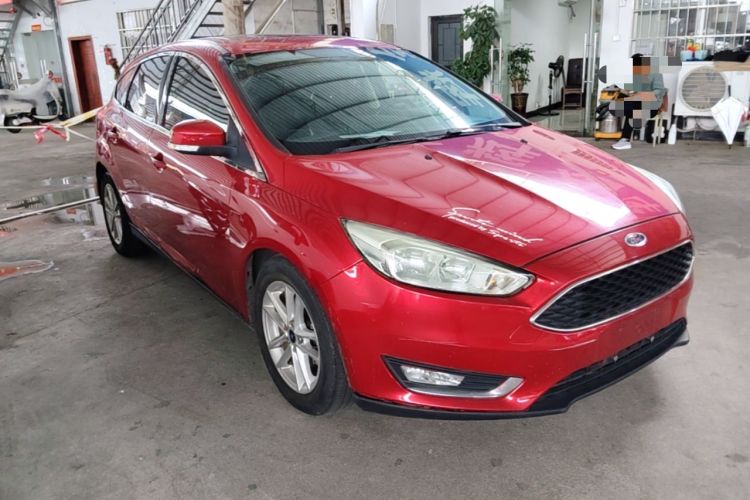 Used Ford Focus 2015 Hatchback EcoBoost 125 Automatic Supreme Style Edition Front Right 45 Deg