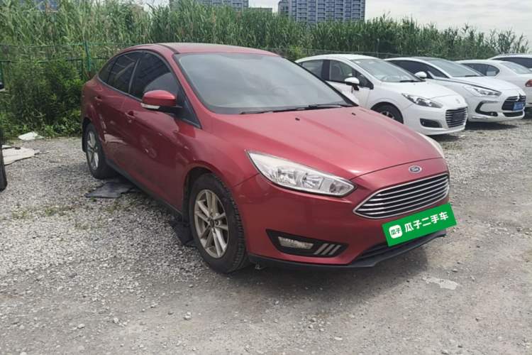 Used Ford Focus 2015 Sedan EcoBoost 125 Manual – Ultra-Style Edition Front Right 45 Deg