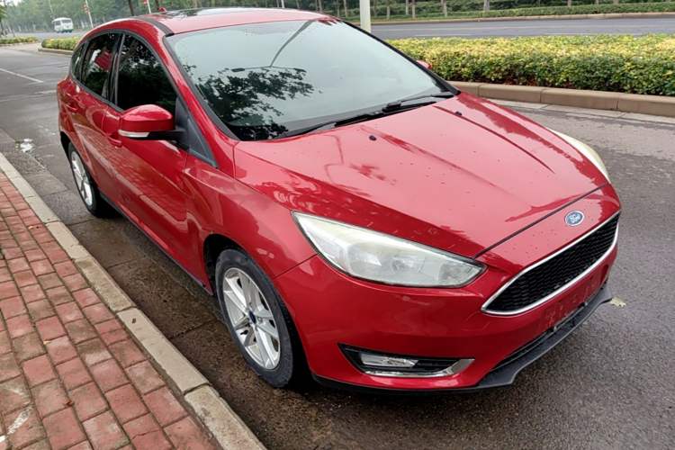 Used Ford Focus 2015 Hatchback 1.6L Automatic Fashion Edition Front Right 45 Deg