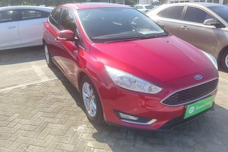 Used Ford Focus 2015 Hatchback EcoBoost 125 Automatic Supreme Style Edition Front Right 45 Deg