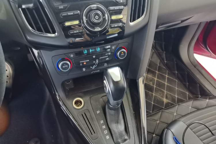 Used Ford Focus 2015 Hatchback 1.6L Automatic Fashion Edition Gear Lever