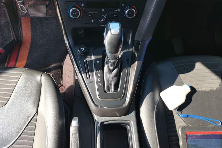 Used Ford Focus 2015 Hatchback 1.6L Automatic Fashion Edition Gear Lever