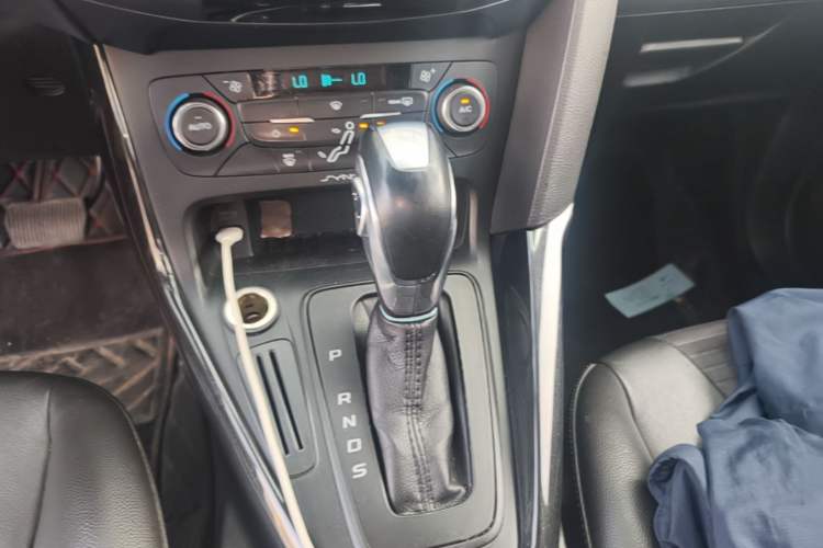 Used Ford Focus 2015 Hatchback 1.6L Automatic Fashion Edition Gear Lever
