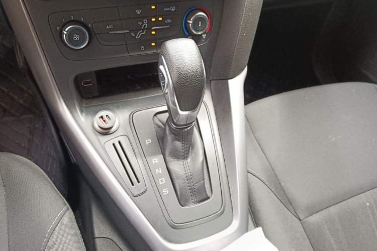 Used Ford Focus 2015 Hatchback 1.6L Automatic Comfort Model Gear Lever