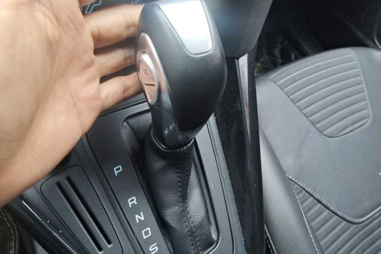 Used Ford Focus 2015 Hatchback 1.6L Automatic Fashion Edition Gear Lever