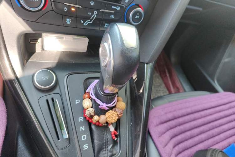 Used Ford Focus 2015 Hatchback 1.6L Automatic Fashion Edition Gear Lever