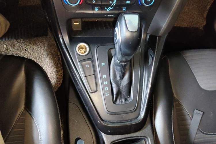 Used Ford Focus 2015 Hatchback EcoBoost 125 Automatic Supreme Style Edition Gear Lever