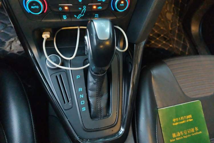 Used Ford Focus 2015 Hatchback 1.6L Automatic Fashion Edition Gear Lever