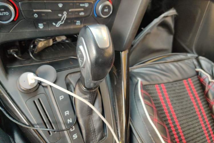 Used Ford Focus 2015 Hatchback 1.6L Automatic Fashion Edition Gear Lever