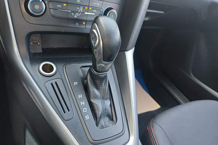 Used Ford Focus 2015 Hatchback 1.6L Automatic Comfort Model Gear Lever