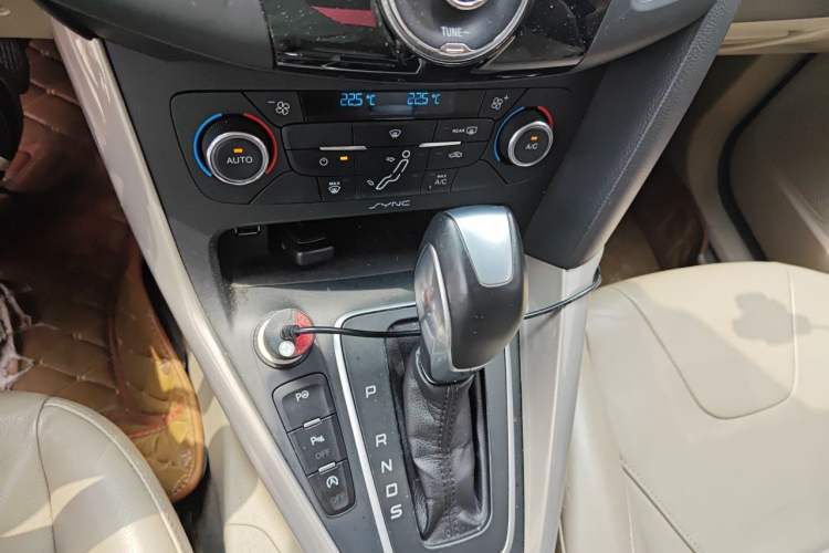 Used Ford Focus 2015 Sedan EcoBoost 180 Automatic Flagship Model Gear Lever