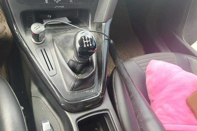Used Ford Focus 2015 Sedan EcoBoost 125 Manual – Ultra-Style Edition Gear Lever