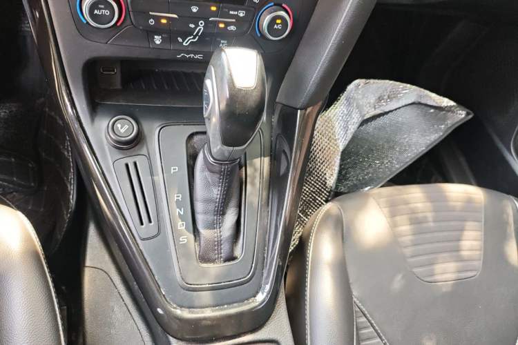 Used Ford Focus 2015 Hatchback 1.6L Automatic Fashion Edition Gear Lever