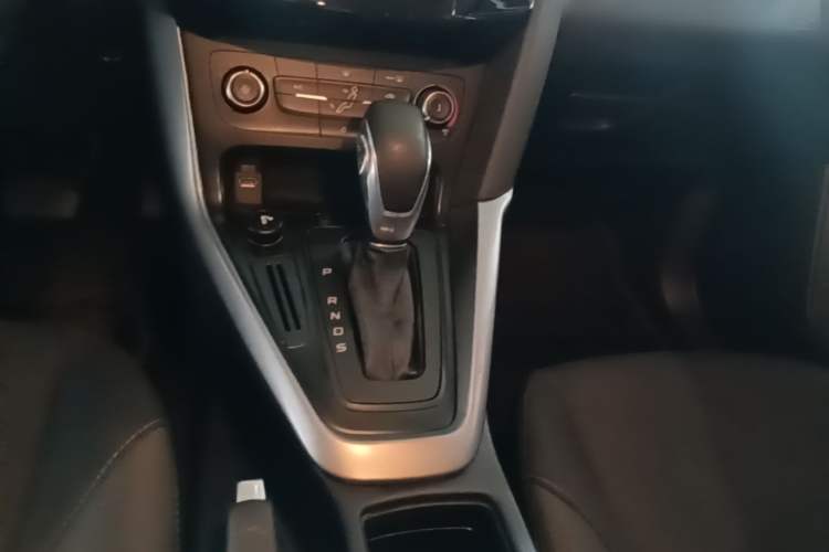 Used Ford Focus 2015 Hatchback 1.6L Automatic Comfort Model Gear Lever