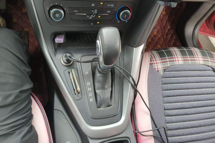 Used Ford Focus 2015 Hatchback 1.6L Automatic Comfort Model Gear Lever