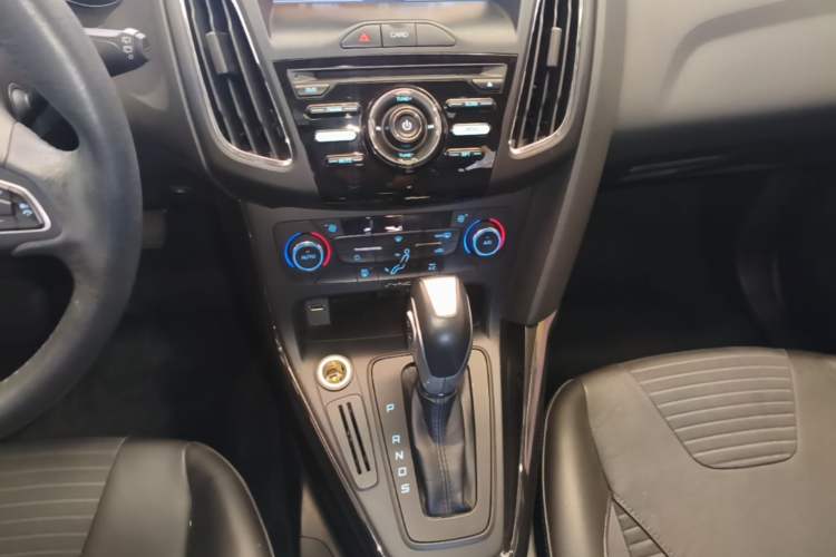 Used Ford Focus 2015 Hatchback 1.6L Automatic Fashion Edition Gear Lever