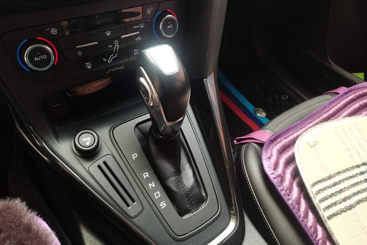 Used Ford Focus 2015 Hatchback 1.6L Automatic Fashion Edition Gear Lever