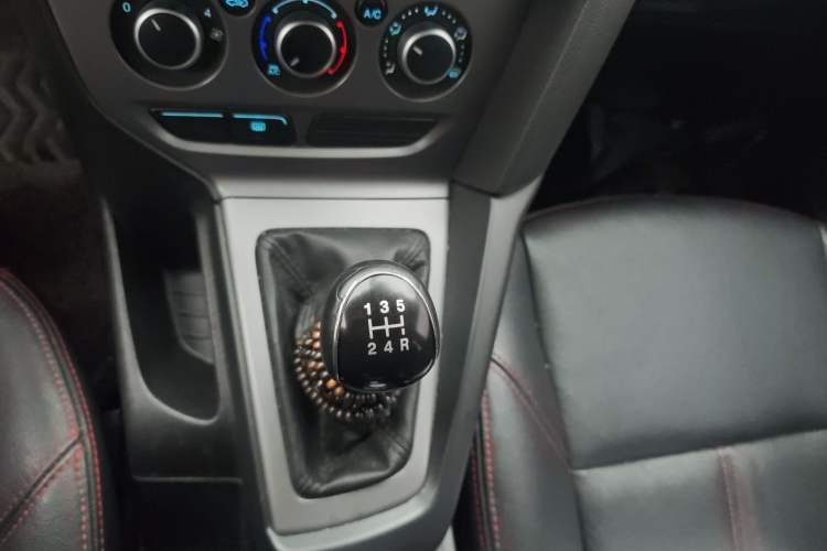 Used Ford Focus 2015 Hatchback 1.6L Manual Fashion Edition Gear Lever