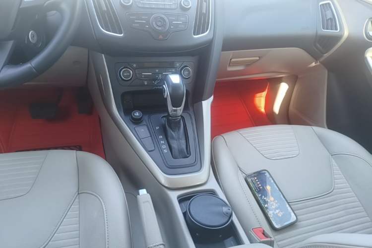 Used Ford Focus 2015 Hatchback EcoBoost 125 Automatic Supreme Style Edition Gear Lever