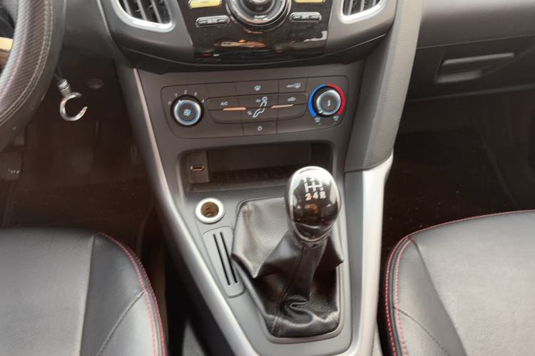 Used Ford Focus 2015 Hatchback 1.6L Manual Comfort Edition Gear Lever
