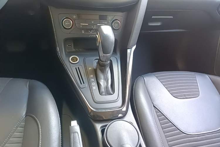 Used Ford Focus 2015 Hatchback 1.6L Automatic Fashion Edition Gear Lever