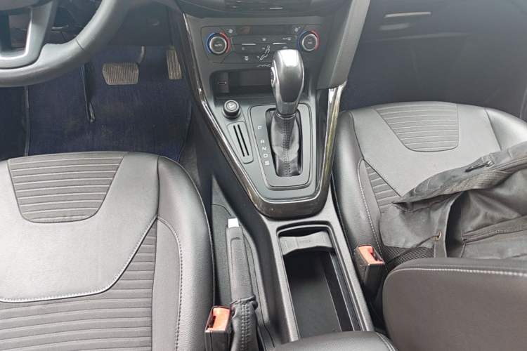Used Ford Focus 2015 Hatchback 1.6L Automatic Fashion Edition Gear Lever