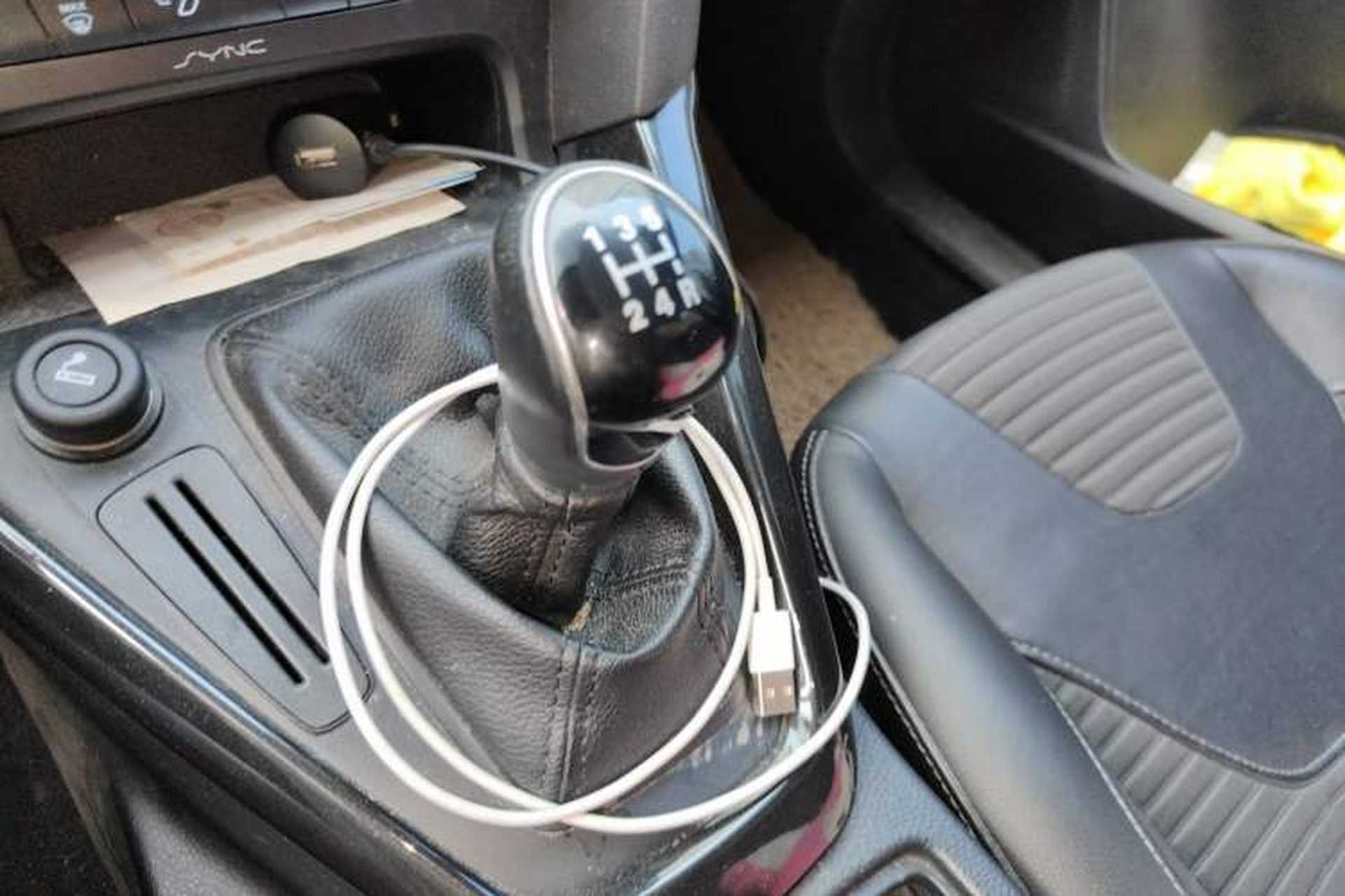 Used Ford Focus 2015 Sedan EcoBoost 125 Manual – Ultra-Style Edition Gear Lever