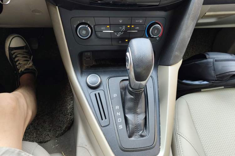 Used Ford Focus 2015 Sedan 1.6L Automatic Comfort Model Gear Lever