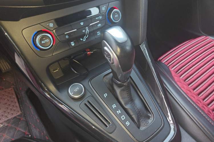 Used Ford Focus 2015 Hatchback 1.6L Automatic Fashion Edition Gear Lever