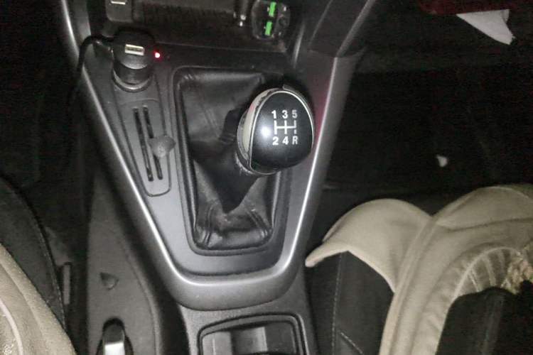 Used Ford Focus 2015 Hatchback 1.6L Manual Comfort Edition Gear Lever