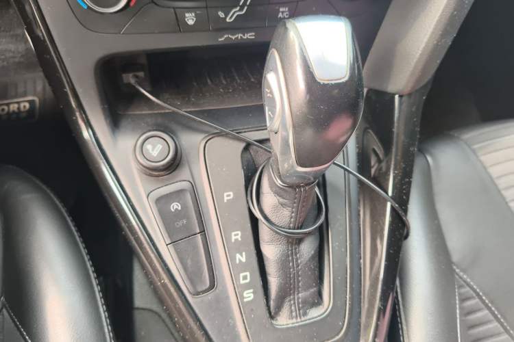 Used Ford Focus 2015 Hatchback EcoBoost 125 Automatic Supreme Style Edition Gear Lever