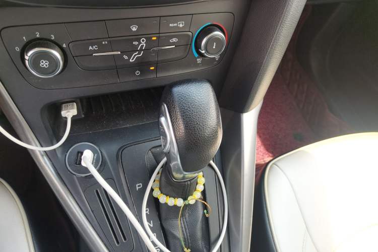 Used Ford Focus 2015 Hatchback 1.6L Automatic Comfort Model Gear Lever