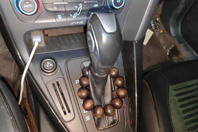 Used Ford Focus 2015 Hatchback 1.6L Automatic Fashion Edition Gear Lever