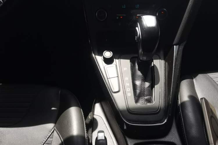 Used Ford Focus 2015 Hatchback EcoBoost 125 Automatic Supreme Style Edition Gear Lever