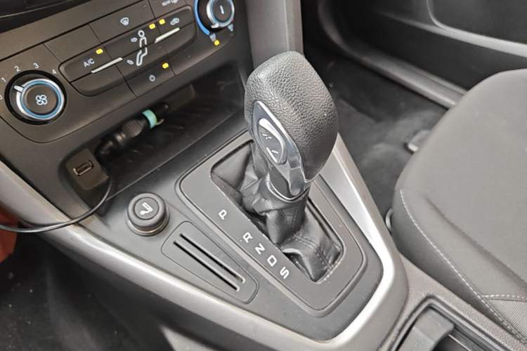 Used Ford Focus 2015 Hatchback 1.6L Automatic Comfort Model Gear Lever