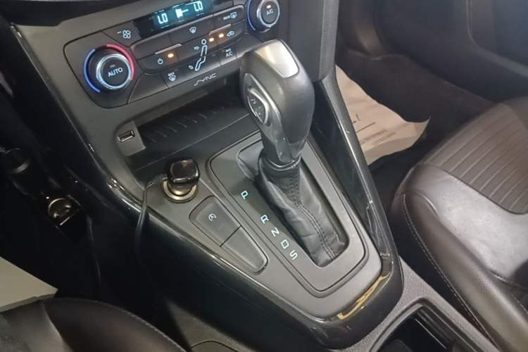 Used Ford Focus 2015 Hatchback EcoBoost 180 Automatic Elite Model Gear Lever