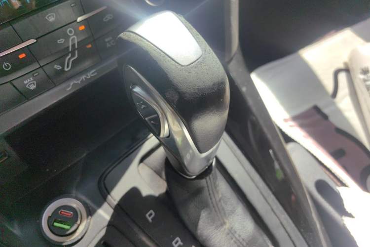 Used Ford Focus 2015 Hatchback 1.6L Automatic Fashion Edition Gear Lever