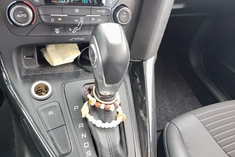 Used Ford Focus 2015 Hatchback EcoBoost 125 Automatic Supreme Style Edition Gear Lever