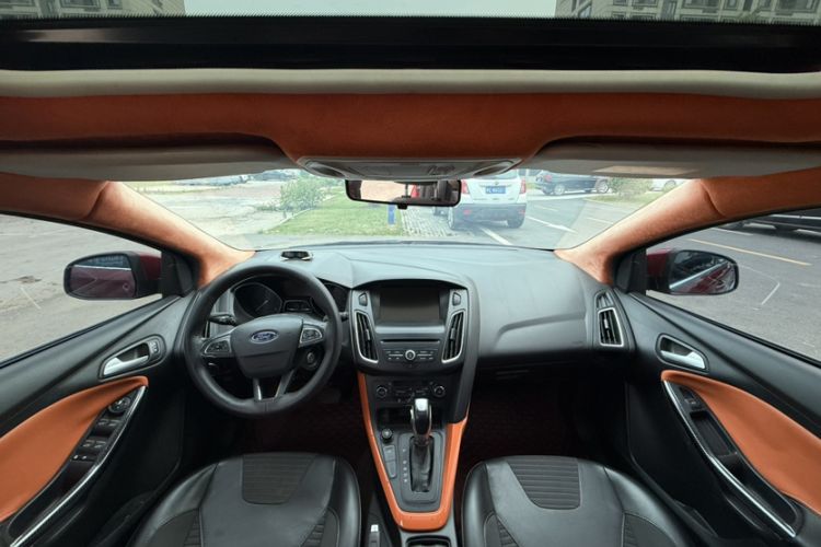 Used Ford Focus 2015 Hatchback EcoBoost 180 Automatic Elite Model Interior 4