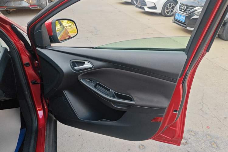 Used Ford Focus 2015 Hatchback 1.6L Automatic Comfort Model Interior 5