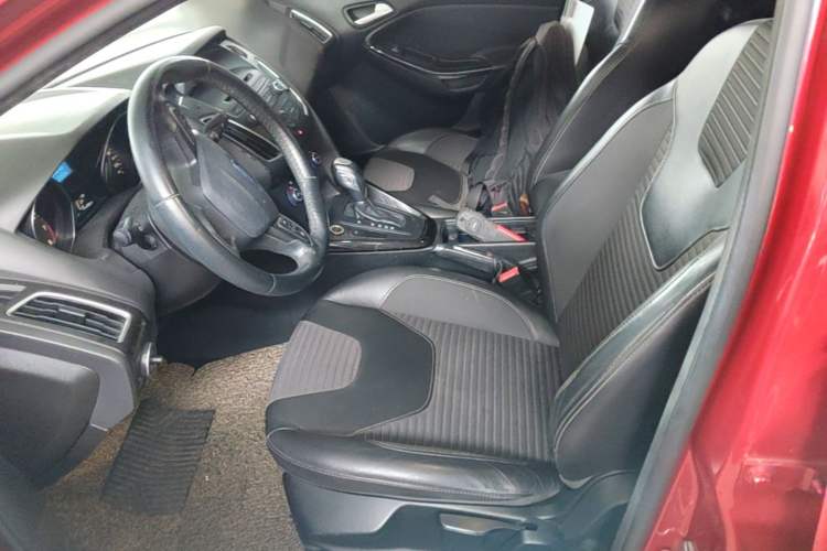 Used Ford Focus 2015 Hatchback EcoBoost 125 Automatic Supreme Style Edition Left Front Seat