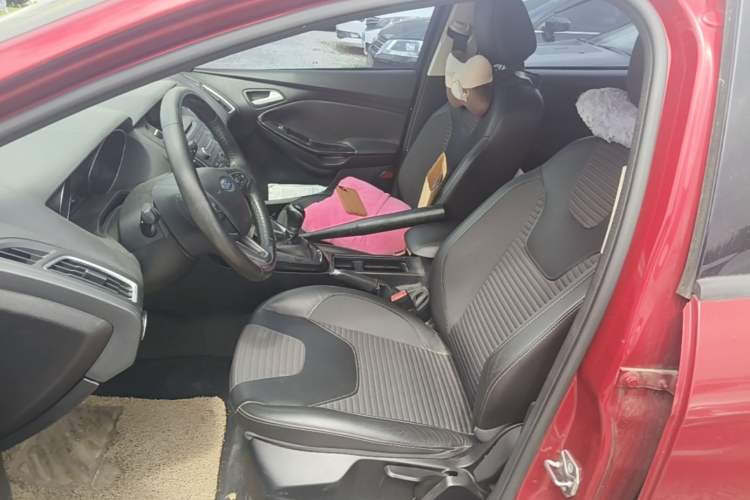 Used Ford Focus 2015 Sedan EcoBoost 125 Manual – Ultra-Style Edition Left Front Seat