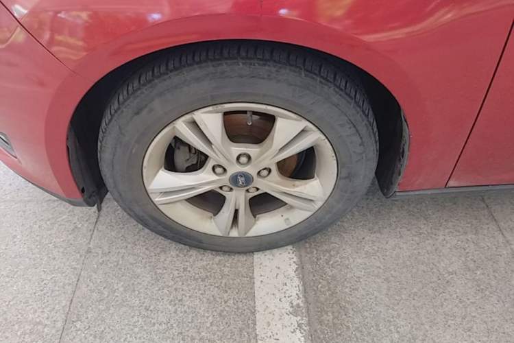 Used Ford Focus 2015 Sedan 1.6L Automatic Comfort Model Left Front Wheel Hub