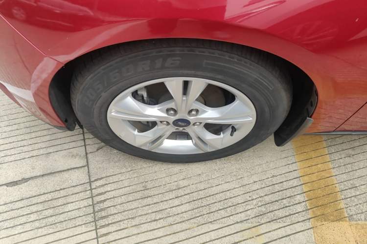 Used Ford Focus 2015 Sedan 1.6L Automatic Comfort Model Left Front Wheel Hub