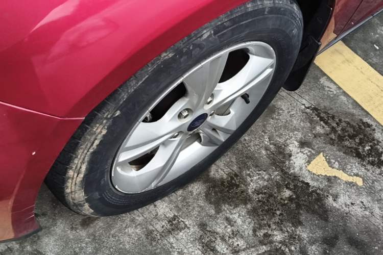 Used Ford Focus 2015 Sedan 1.6L Automatic Comfort Model Left Front Wheel Hub
