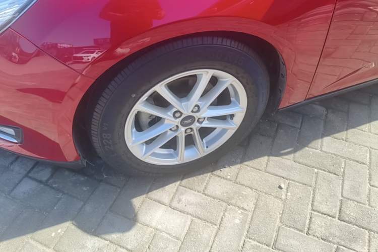 Used Ford Focus 2015 Hatchback EcoBoost 125 Automatic Supreme Style Edition Left Front Wheel Hub