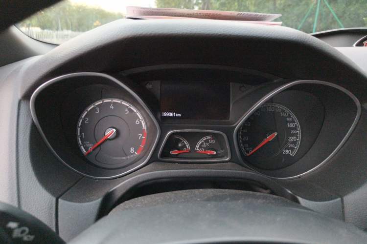 Used Ford Focus 2015 2.0T ST Standard Edition Odometer Close Up