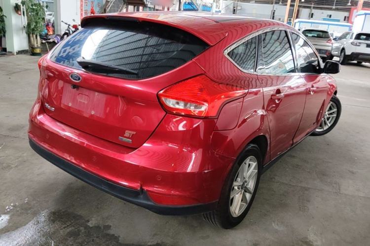 Used Ford Focus 2015 Hatchback EcoBoost 125 Automatic Supreme Style Edition Rear Right 45 Deg